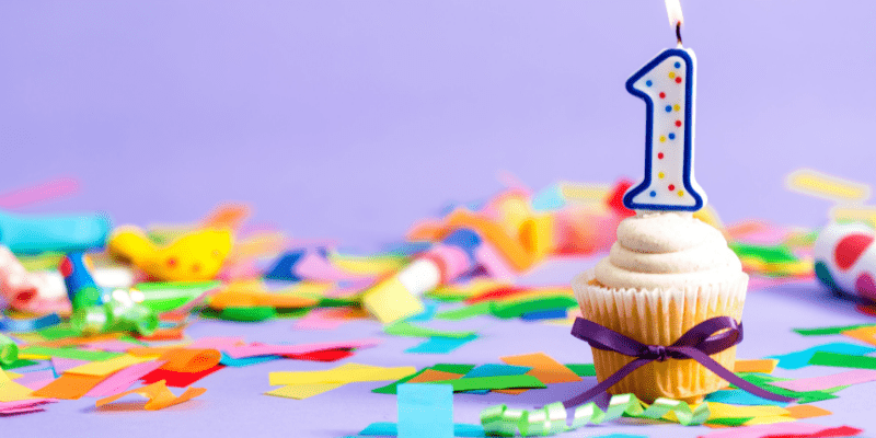 bánh cupcake với nến sinh nhật số 1